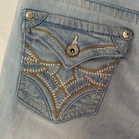 Hydraulic Distressed Low Rise Jean Short - Picture 6 of 7